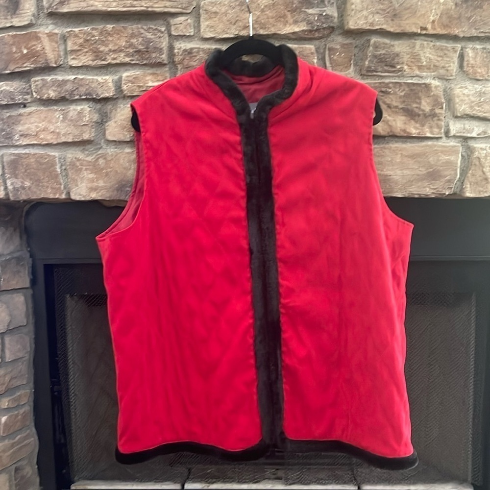 TanJay red and black quilt like pattern vest. Size Xl. .